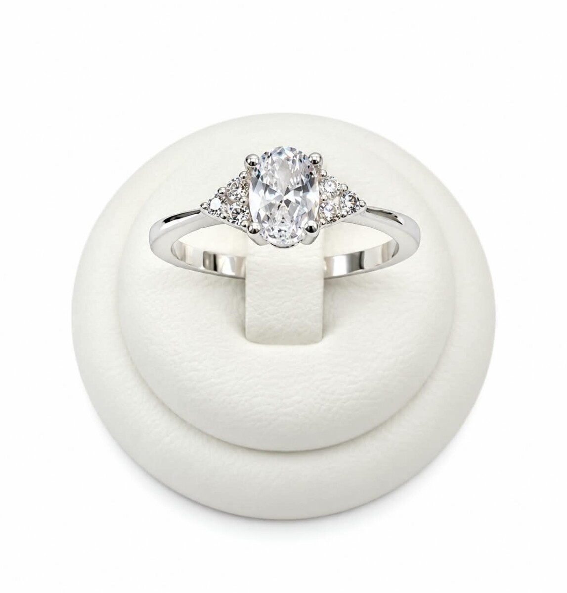 Anillo con Zirconia central y tres pequeñas en laterales 