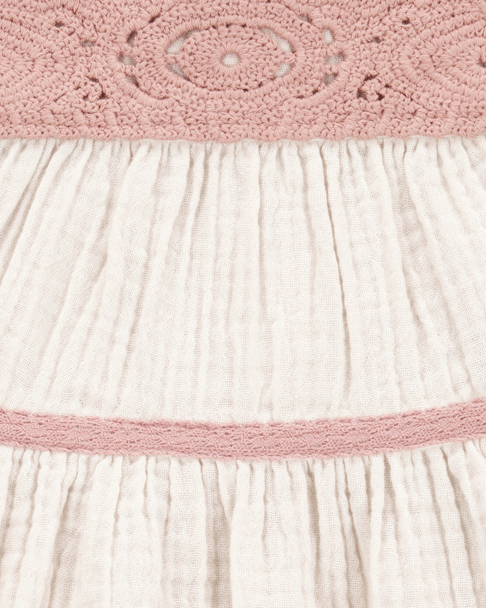 Vestido de algodón, escalonado y con bordado en el pecho Sin color