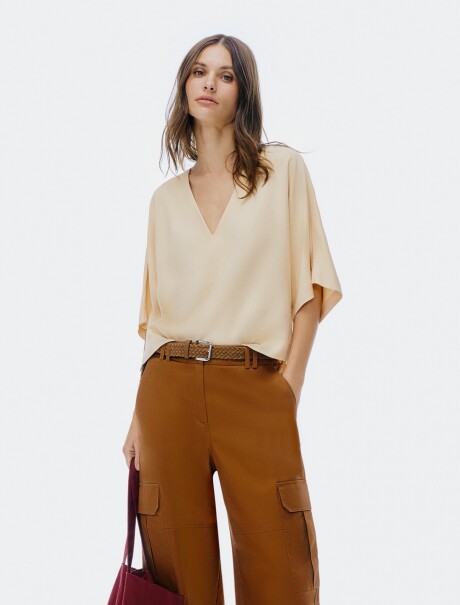 BLUSA CON ESCOTE EN V BEIGE