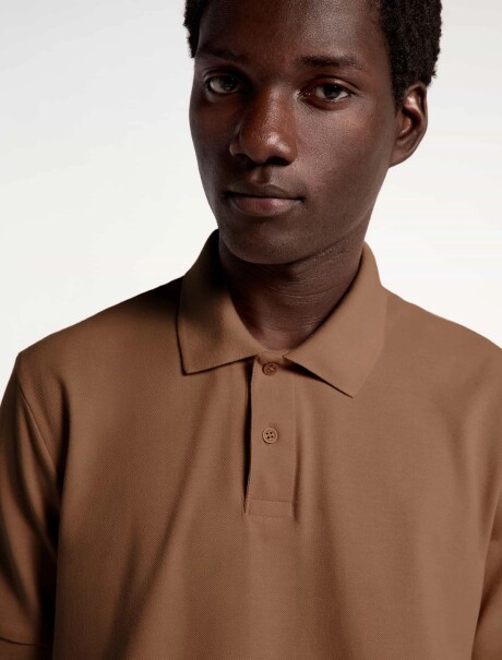 CAMISETA BÁSICA CON CUELLO MARRÓN