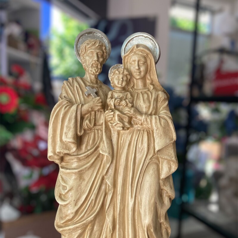 Sagrada Familia de Pie de Cerámica Pintada a Mano con Detalles en Estaño Sagrada Familia de Pie de Cerámica Pintada a Mano con Detalles en Estaño