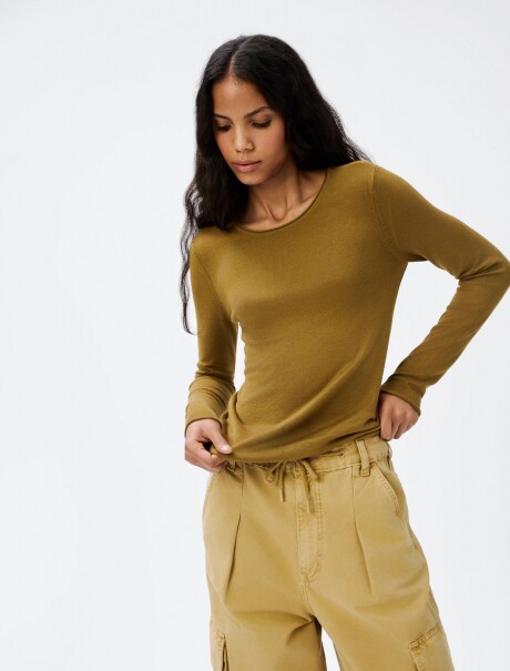 BLUSA DE MANGA LARGA AJUSTADA EN TEJIDO DE PUNTO LIGERO MARRÓN