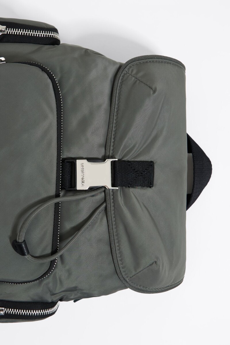 MOCHILA MEDIANA POCKET Gris