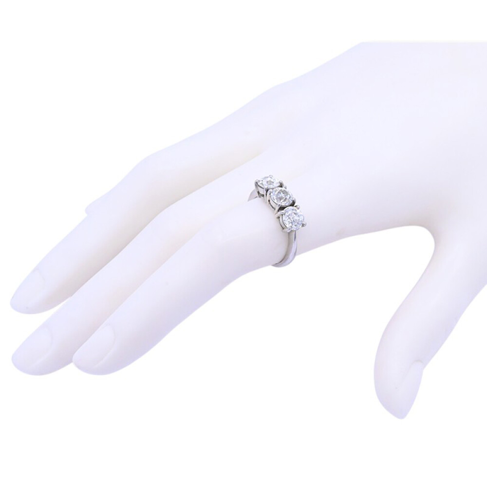 Anillo platino y 3 brillantes. Anillo platino y 3 brillantes.