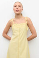 Vestido con encaje amarillo claro