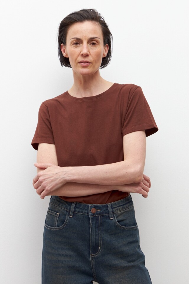 Remera escote a la base chocolate