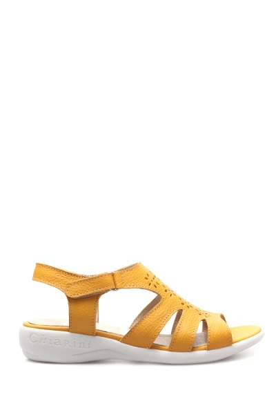 Sandalia con Punteado en Capellada Cuero Amarillo