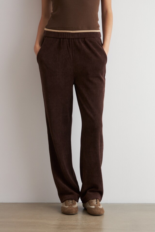 Jogger acanalado con vivo chocolate
