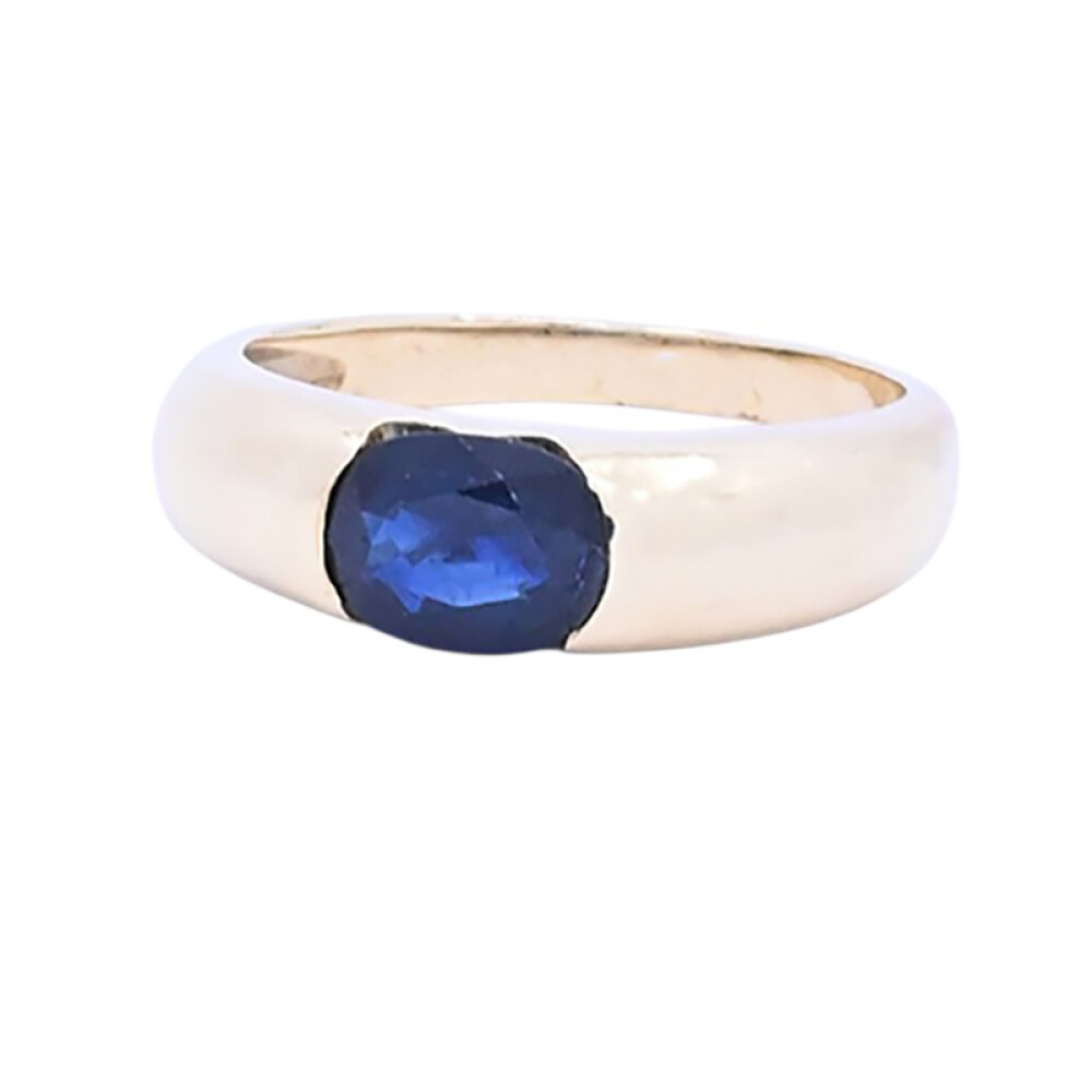 Anillo oro 18 k bombé con zafiro azul oval. Anillo oro 18 k bombé con zafiro azul oval.