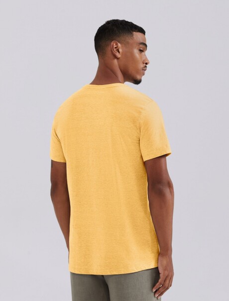 CAMISETA BÁSICA UNISSEX REGULAR WORLD AMARILLO