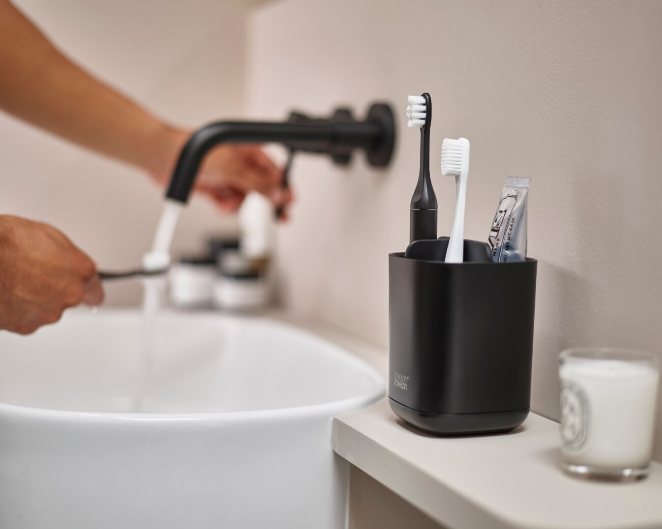 Organizador para Cepillos de Dientes Joseph Joseph EasyStore™ Negro Mate - PREVENTA Organizador para Cepillos de Dientes Joseph Joseph EasyStore™ Negro Mate - PREVENTA