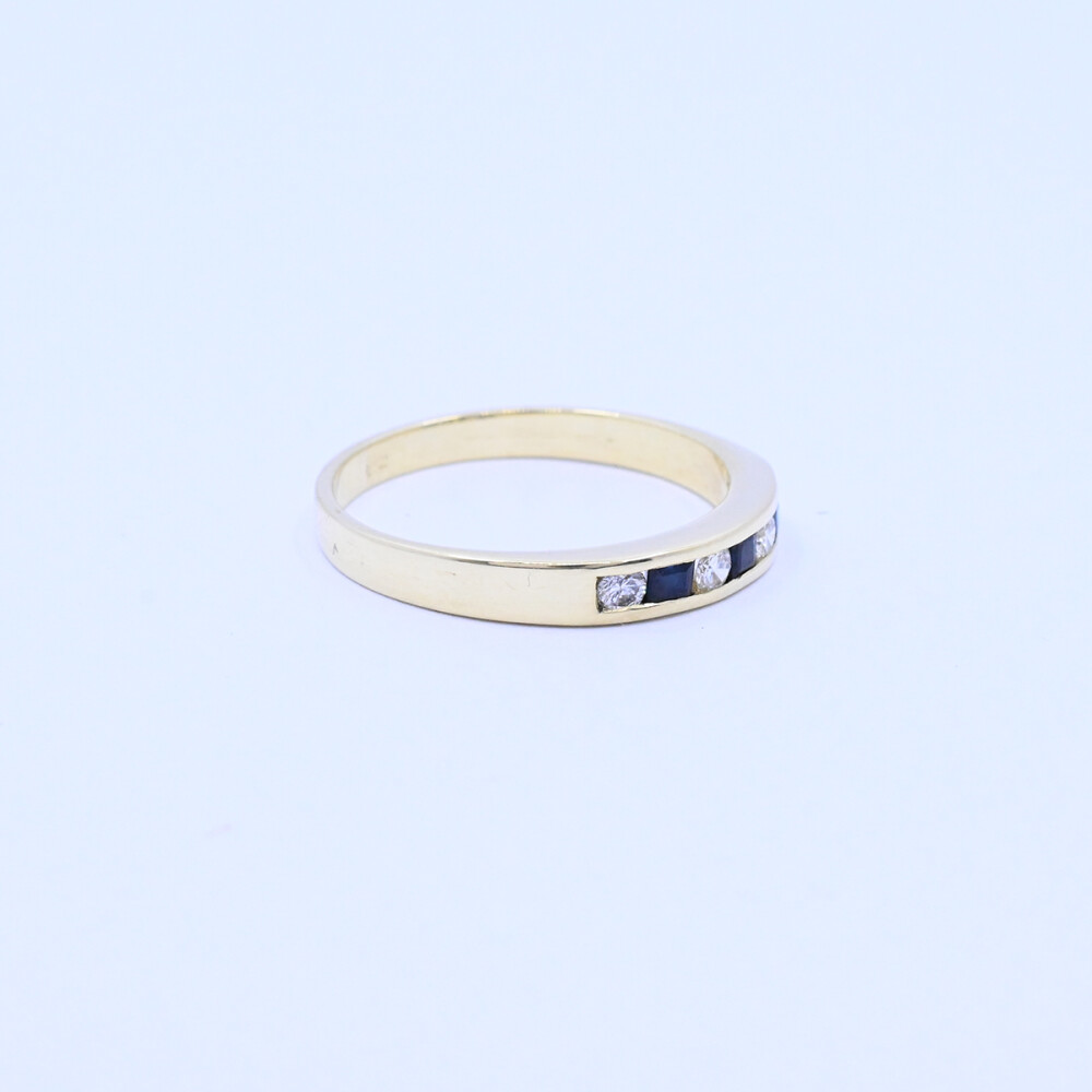 Anillo medio sin fin oro 18k con zafiros y brillantes. Anillo medio sin fin oro 18k con zafiros y brillantes.