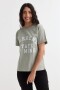 Remera m/c estampada colección Urbana VERDE OLIVA