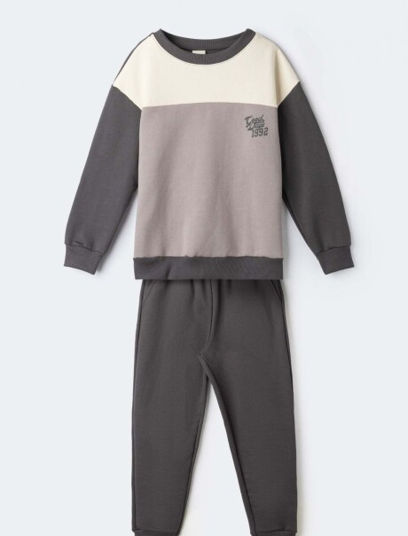 CONJUNTO INFANTIL CON ESTAMPA GRIS