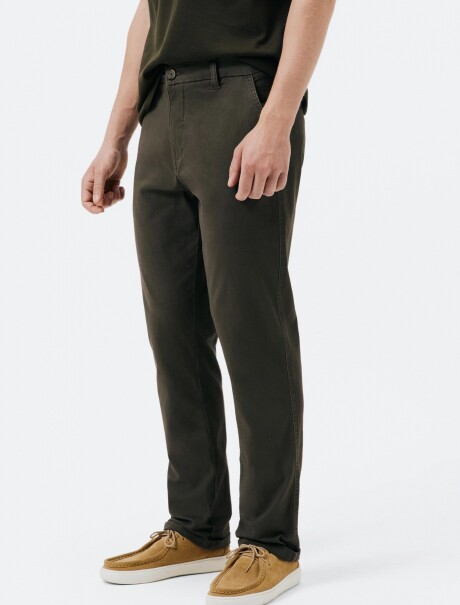 PANTALÓN MODELO CHINO SLIM VERDE