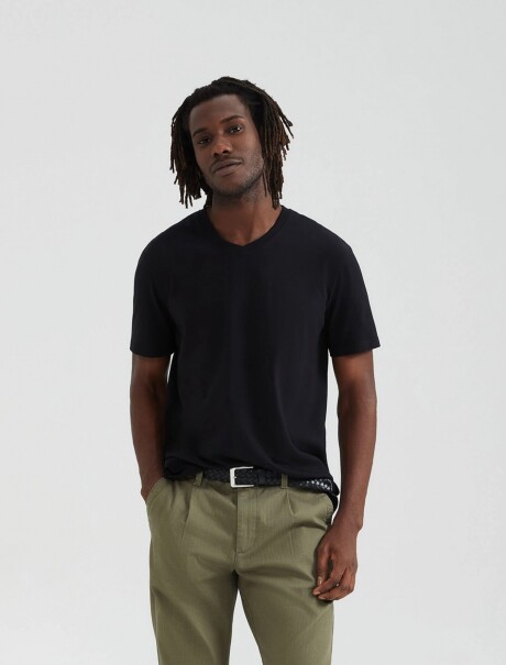 CAMISETA BÁSICA WORLD CUELLO EN V NEGRO