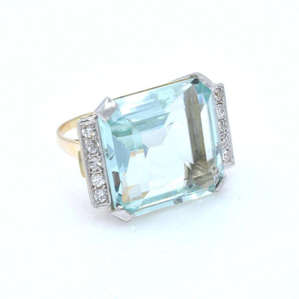 Anillo en oro 18k , aguamarina y brillantes. Anillo en oro 18k , aguamarina y brillantes.
