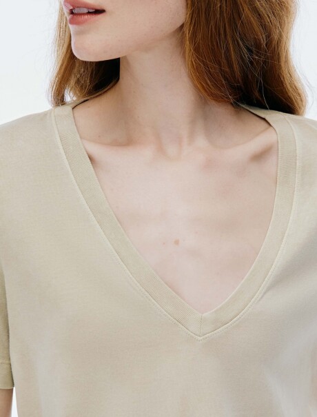 CAMISETA BÁSICA DE ALGODÓN ESCOTE EN V VERDE