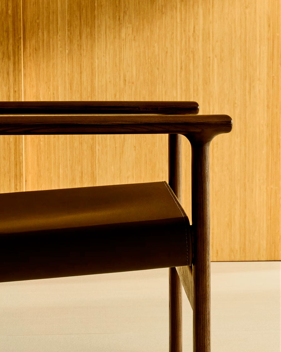 Butaca Jan de fibras de cuero reciclado marrón oscuro y madera maciza de fresno con acabado tono nogal FSC 100% Butaca Jan de fibras de cuero reciclado marrón oscuro y madera maciza de fresno con acabado tono nogal FSC 100%