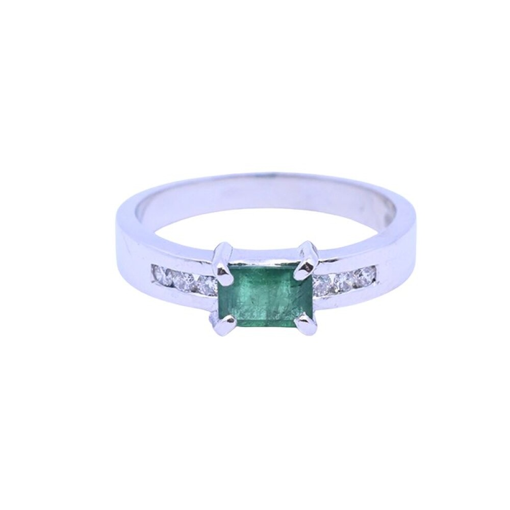 Anillo oro 18 k blanco con esmeralda y 6 brillantes. Anillo oro 18 k blanco con esmeralda y 6 brillantes.