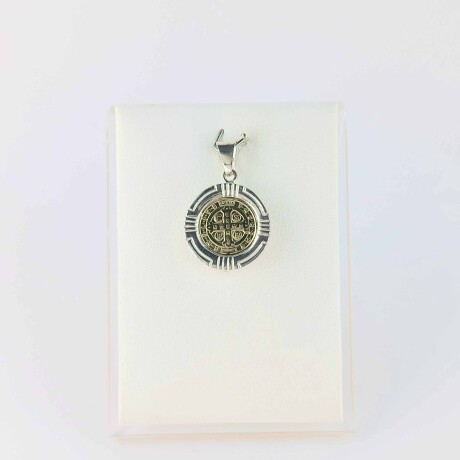 Medalla religiosa de plata 925 con double en oro 18 ktes. Medalla religiosa de plata 925 con double en oro 18 ktes.