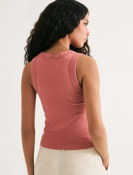 MUSCULOSA EN TELA ACANALADA Y CUELLO U ROSADO