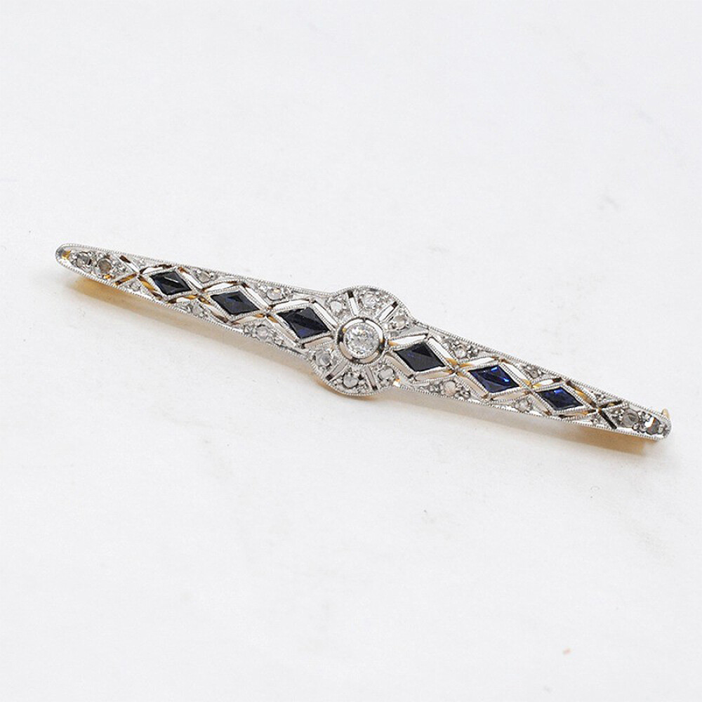 Prendedor En Oro 18K Blanco Con Brillantes, Diamantes Y Zafiros Sintéticos Prendedor En Oro 18K Blanco Con Brillantes, Diamantes Y Zafiros Sintéticos