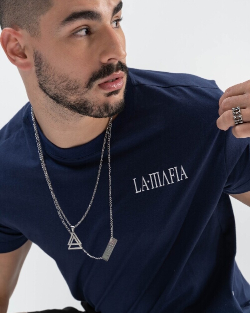 Remera azul con letras blancas U