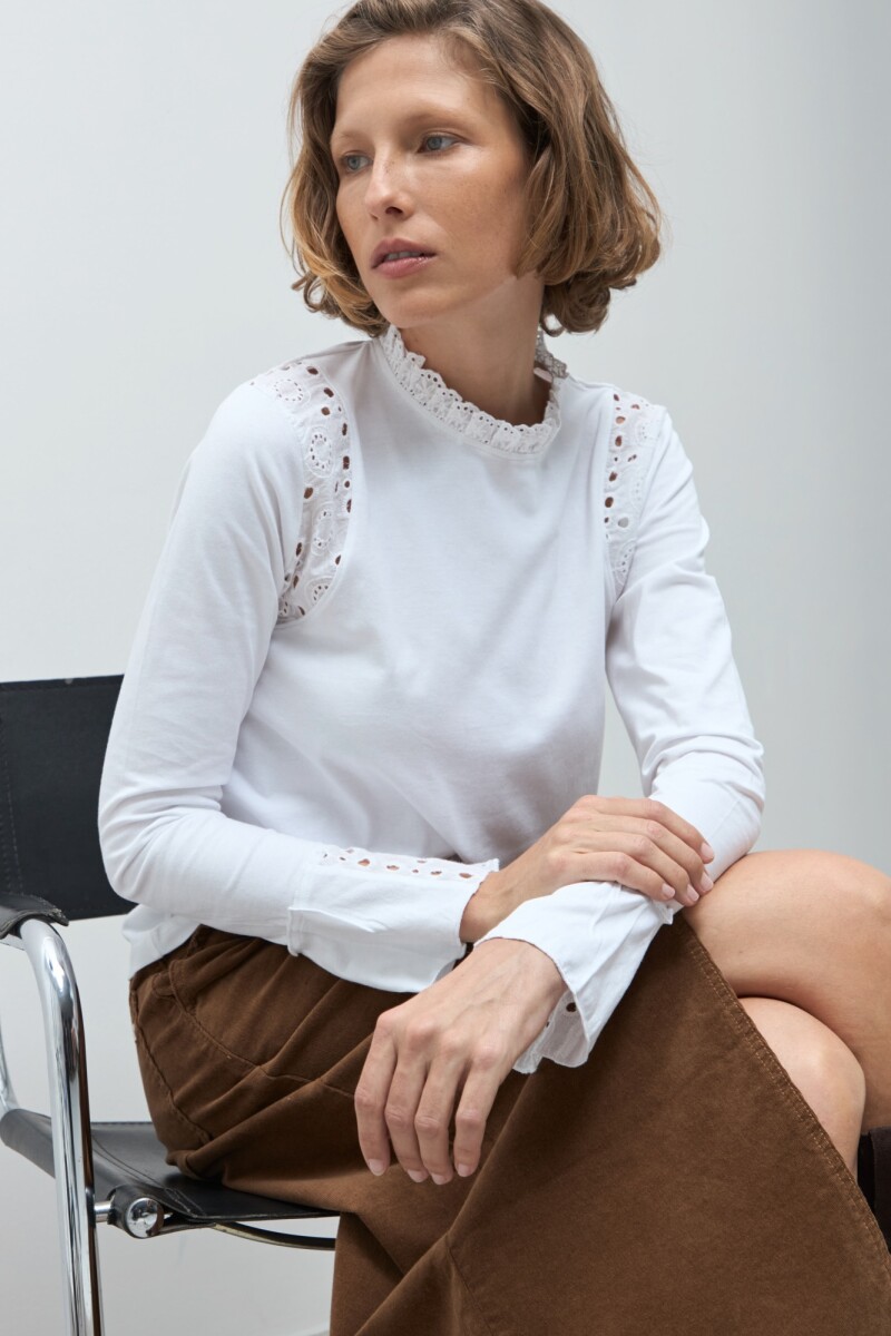 Remera con broderie blanco