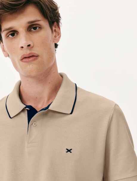 POLO BÁSICA EN PIQUÉ BEIGE