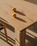 Mesa Deyanira de chapa de roble y patas de madera maciza de roble 220 x 110 cm Mesa Deyanira de chapa de roble y patas de madera maciza de roble 220 x 110 cm