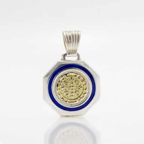 Medalla religiosa San Benito de plata 900 y doublé en oro 18k con esmalte azul, 2.5cm. Medalla religiosa San Benito de plata 900 y doublé en oro 18k con esmalte azul, 2.5cm.