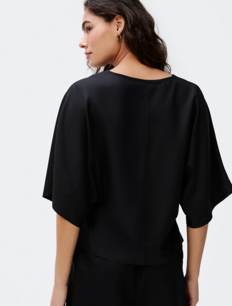 BLUSA CON ESCOTE EN V Y MANGAS 3/4 NEGRO