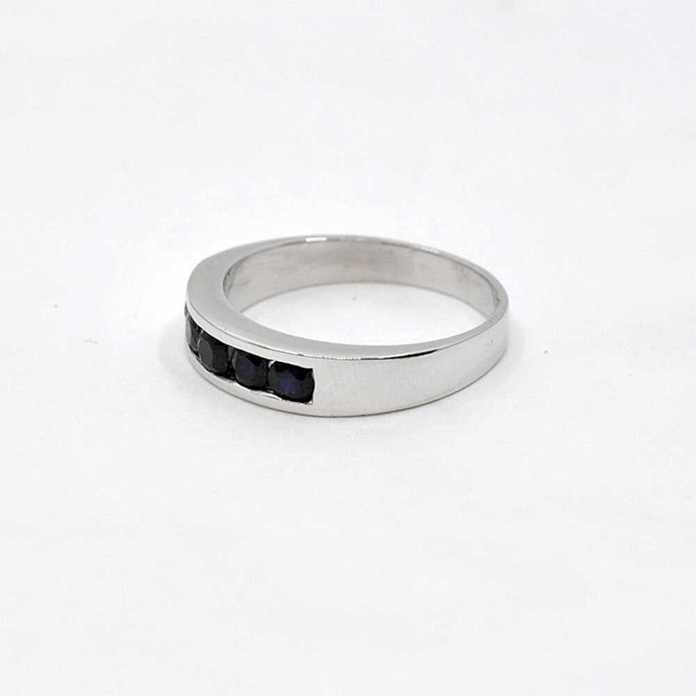 Anillo En Oro Blanco 18K Y Zafiros Redondos Anillo En Oro Blanco 18K Y Zafiros Redondos