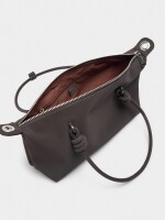Bolso Tote Textura Suave Con Colgante S marron