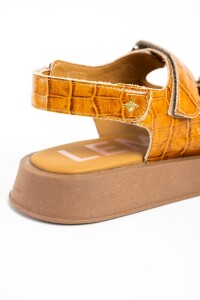 Sandalias De Cuero Croco Caramelo