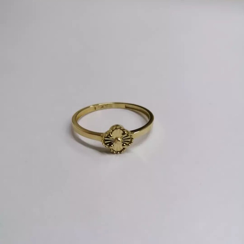 Anillo Flor al centro. Oro 10kt Anillo Flor al centro. Oro 10kt