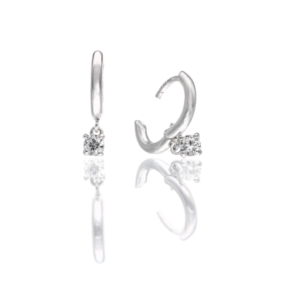 Par de aros de plata 925 con Diamante de Laboratorio, 0.32 cts. 