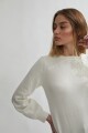 Sweater con bordado crudo