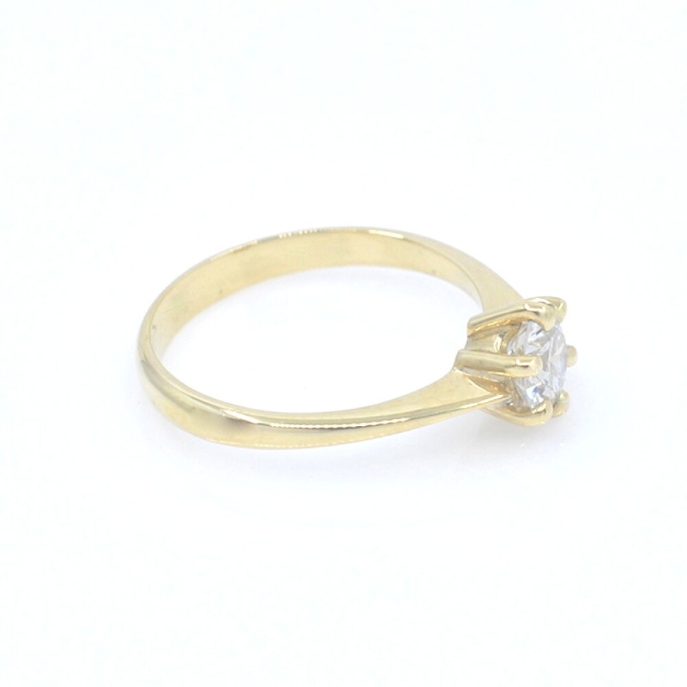 Anillo solitario en oro 18k y brillante con engarce de 6 puntas Anillo solitario en oro 18k y brillante con engarce de 6 puntas