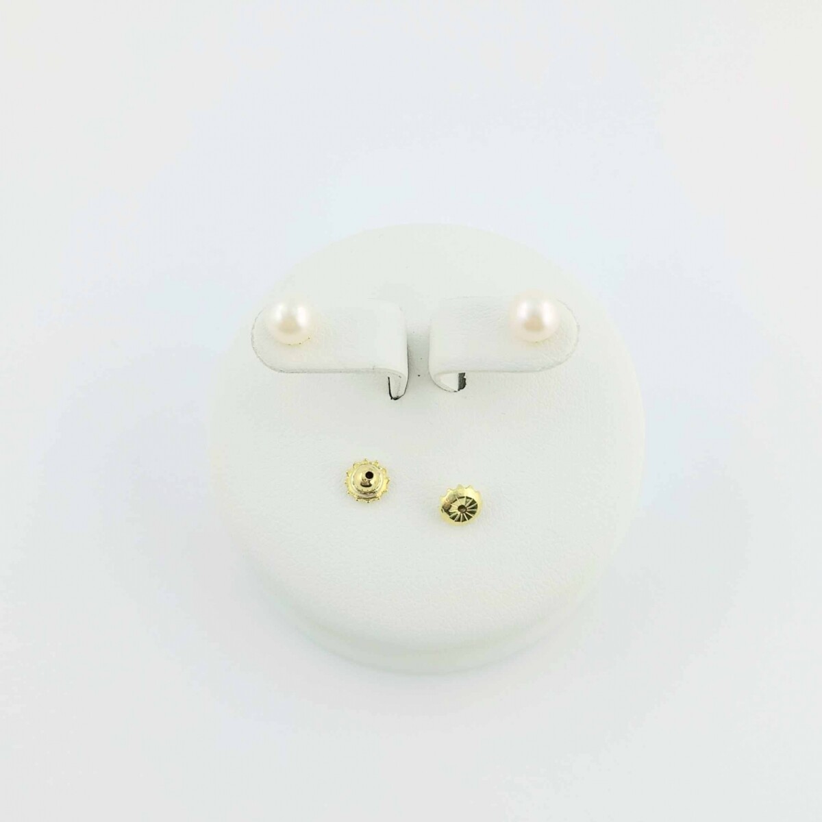 Par de caravanas oro 18ktes y perla de cultivo, 4 1/2 mm. 