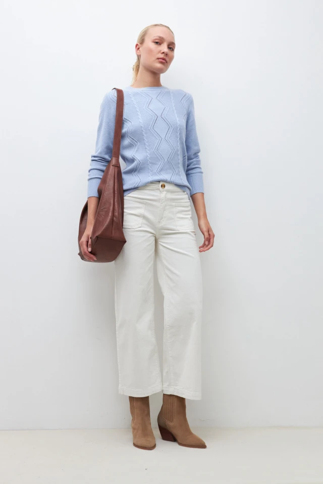 Sweater con estructuras celeste