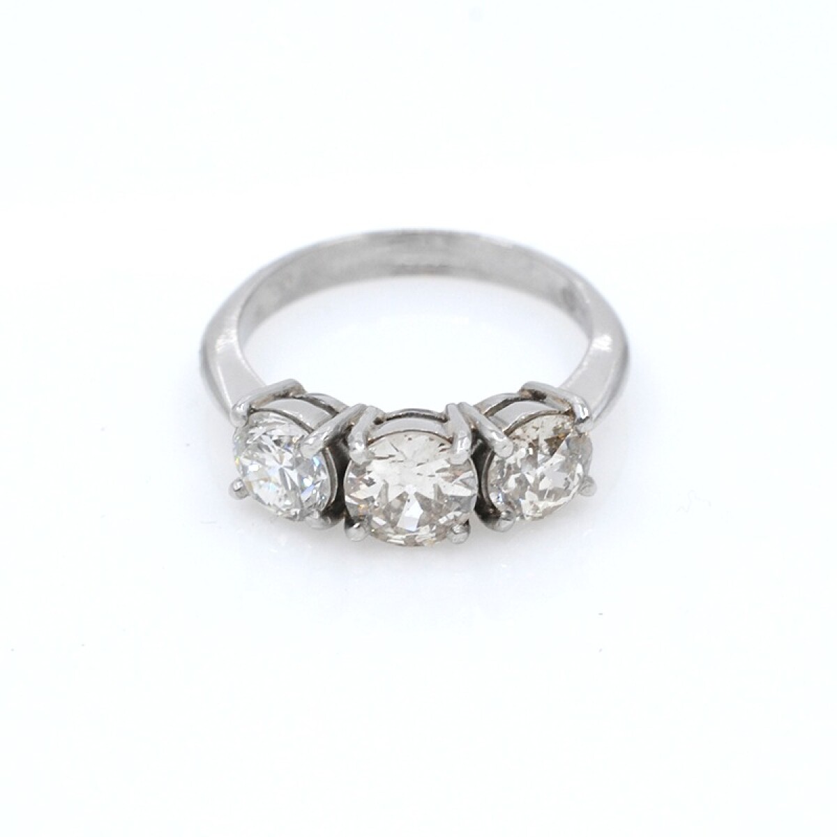 Anillo estilo antiguo en platino, con 3 brillantes, engarce 4 puntas. 