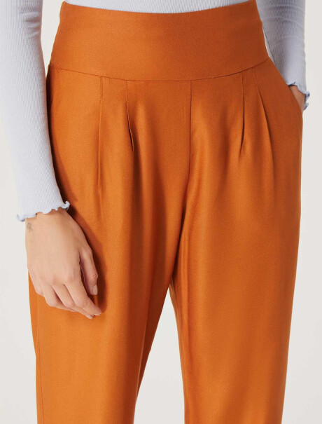 PANTALÓN MODELO CARROT NARANJA OSCURO