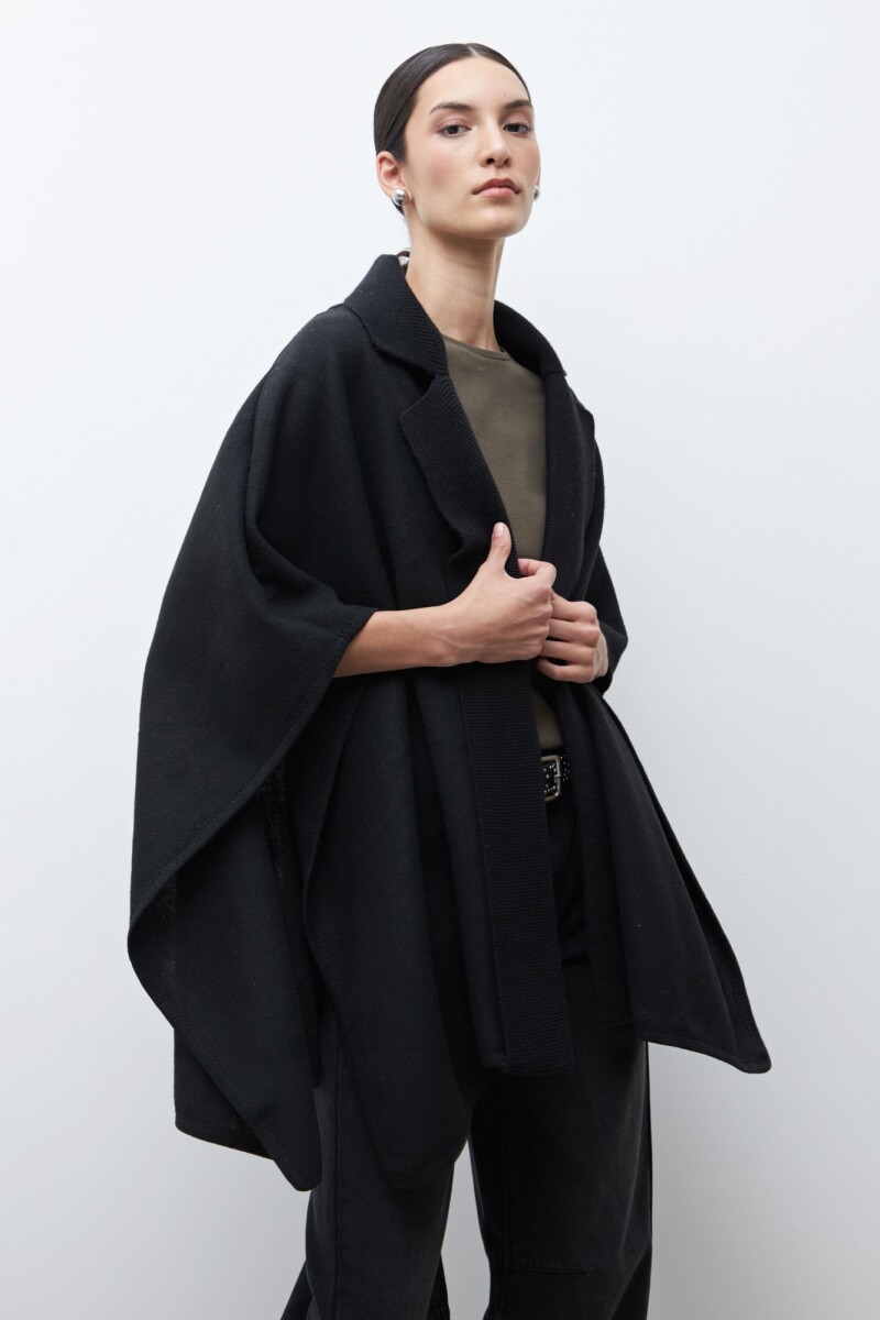 Capa con solapa y cuello tejido negro