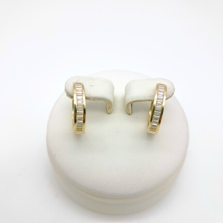 Par de aros de oro 9 ktes con circonias. Par de aros de oro 9 ktes con circonias.