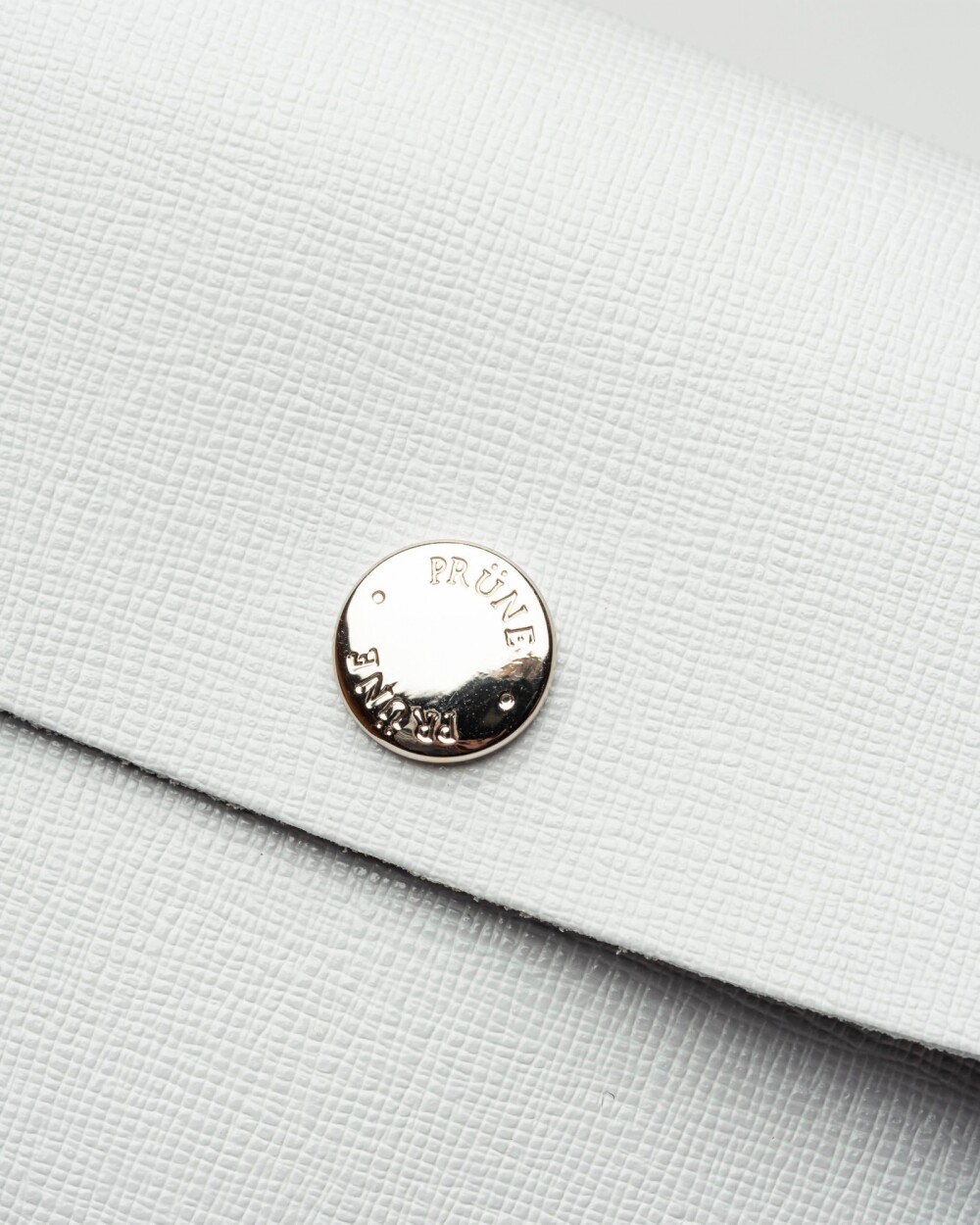 Sobre Santina en cuero grabado saffiano Celeste Gris