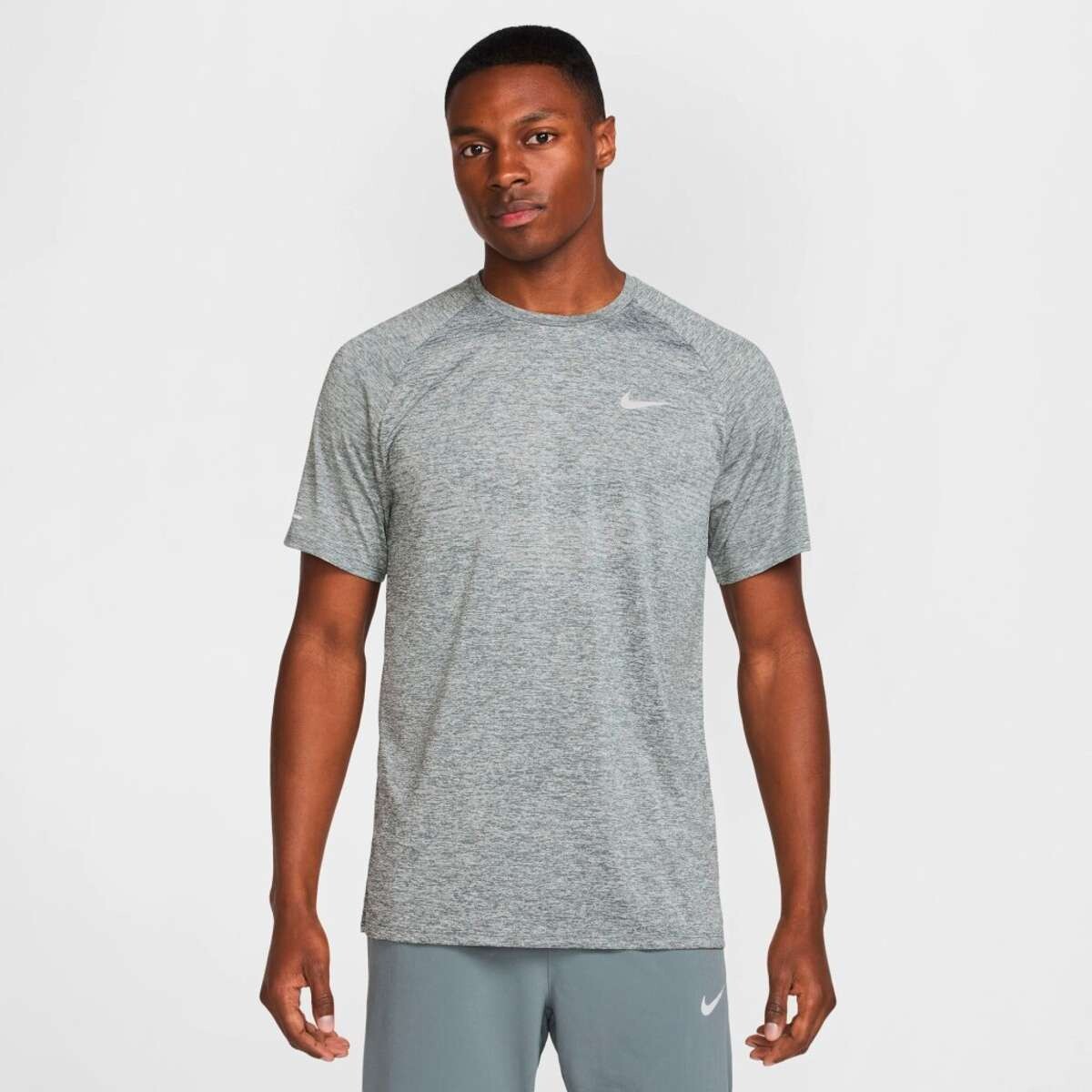 Remera Nike Dri-Fit Adv Stride Top de Hombre - Gris 