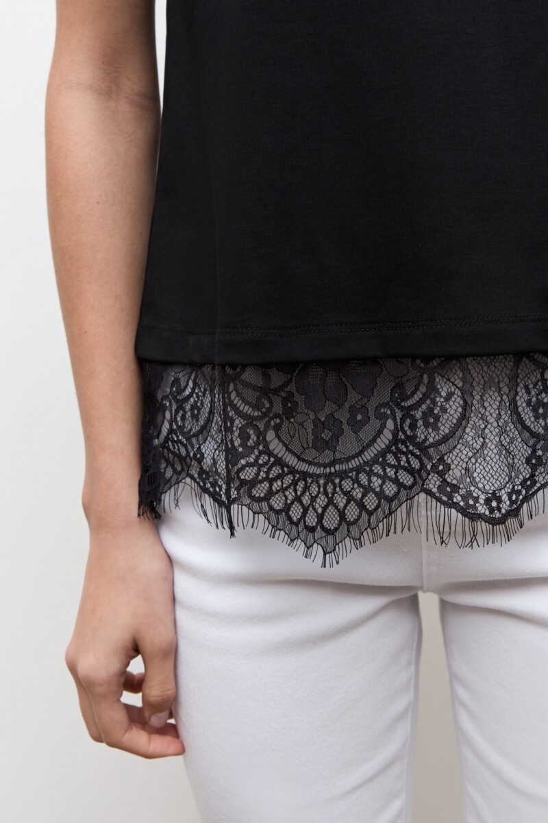 Remera oversized con encaje negro