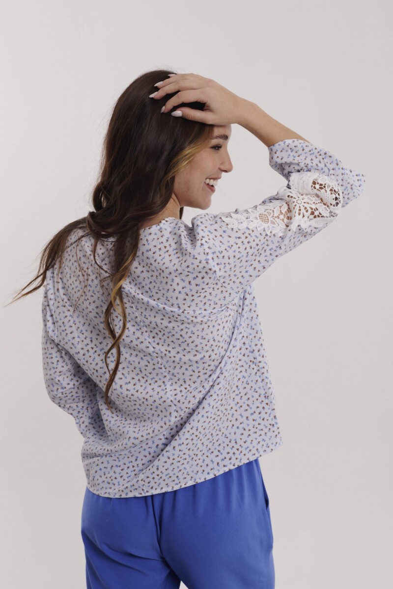 BLUSA NADIA ESTAMPADO CELESTE Y AZUL